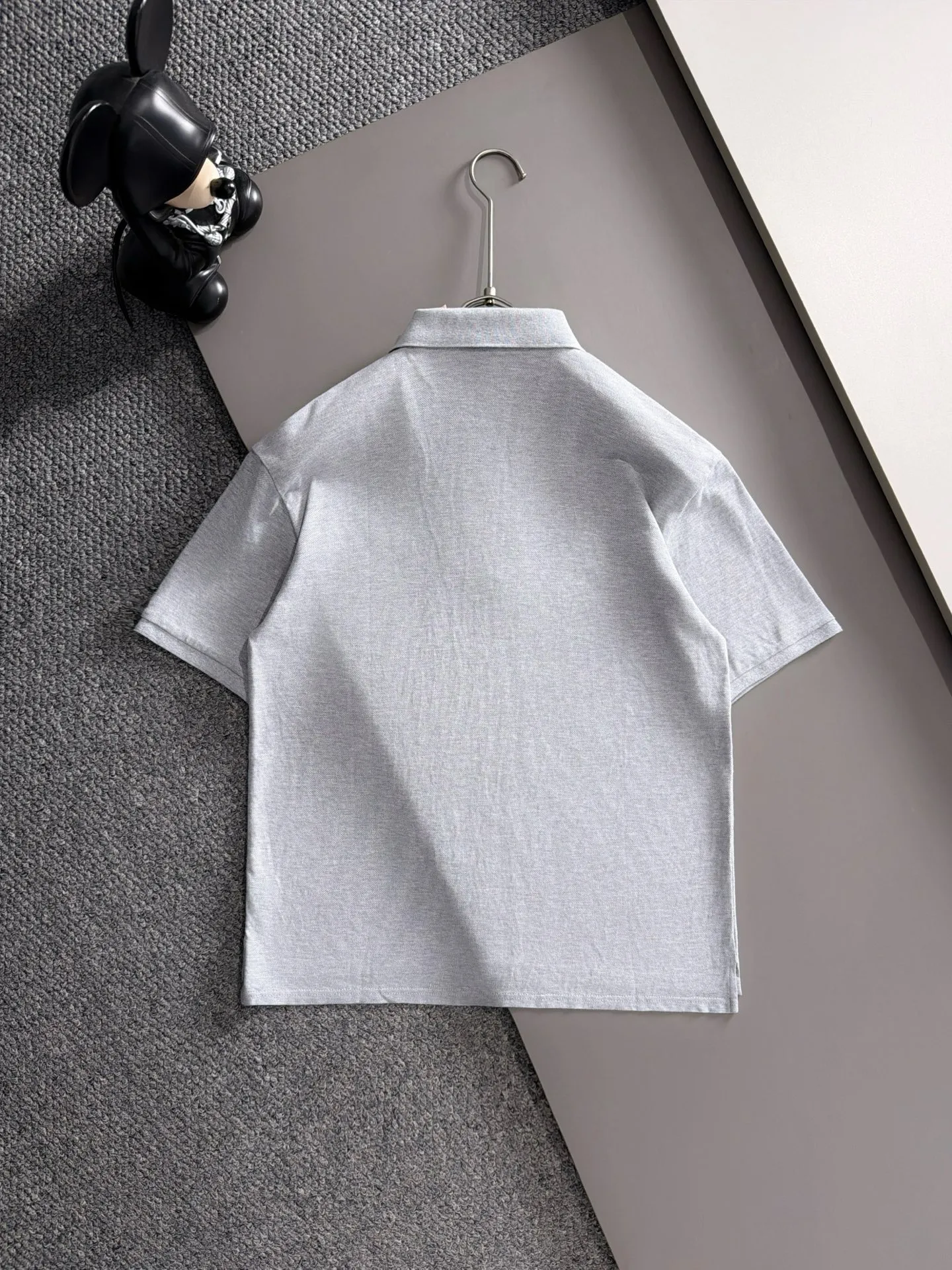 French Crocodile 2026 Spring and Summer Official Website Synchronization The Newest Arrival Style Classic Versatile Business Casual Polo Neck T-shirt Made of imported beaded cotton fabric, comfortable and breathable, with delicate texture and super soft skin-friendly touch! Lapel design, absolutely crisp and handsome fit! The sewing process with this density is absolutely meticulous in handling details! Skin-friendly and smooth to the touch, it is a perfect combination of comfort and breathability! The fabric properties are all excellent! Full of high-end feel! Simple and elegant design, Versatile is extremely wearable! All three standards! It is highly recommended to buy it, and you will never see a style like this outside! On sale on the official website! Size:M-2XL​